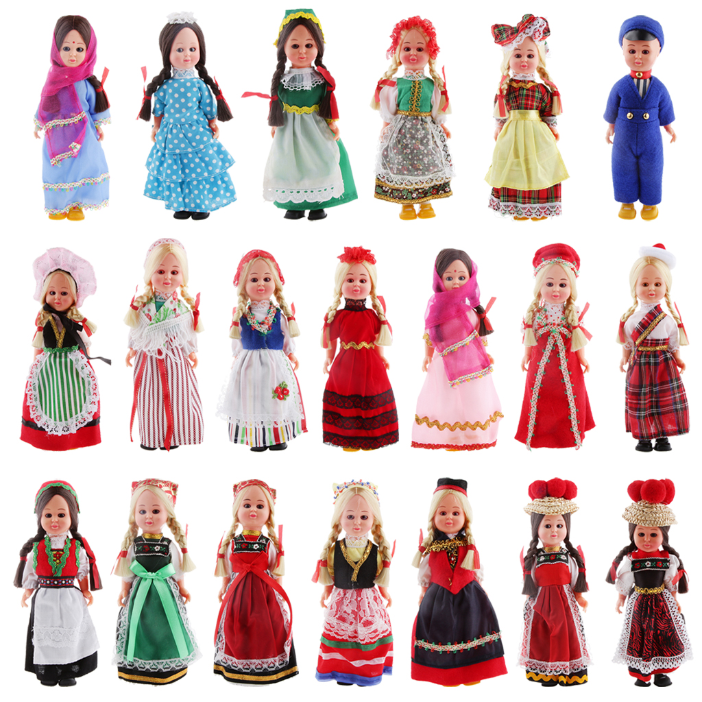 Куклы в нарядах народов России