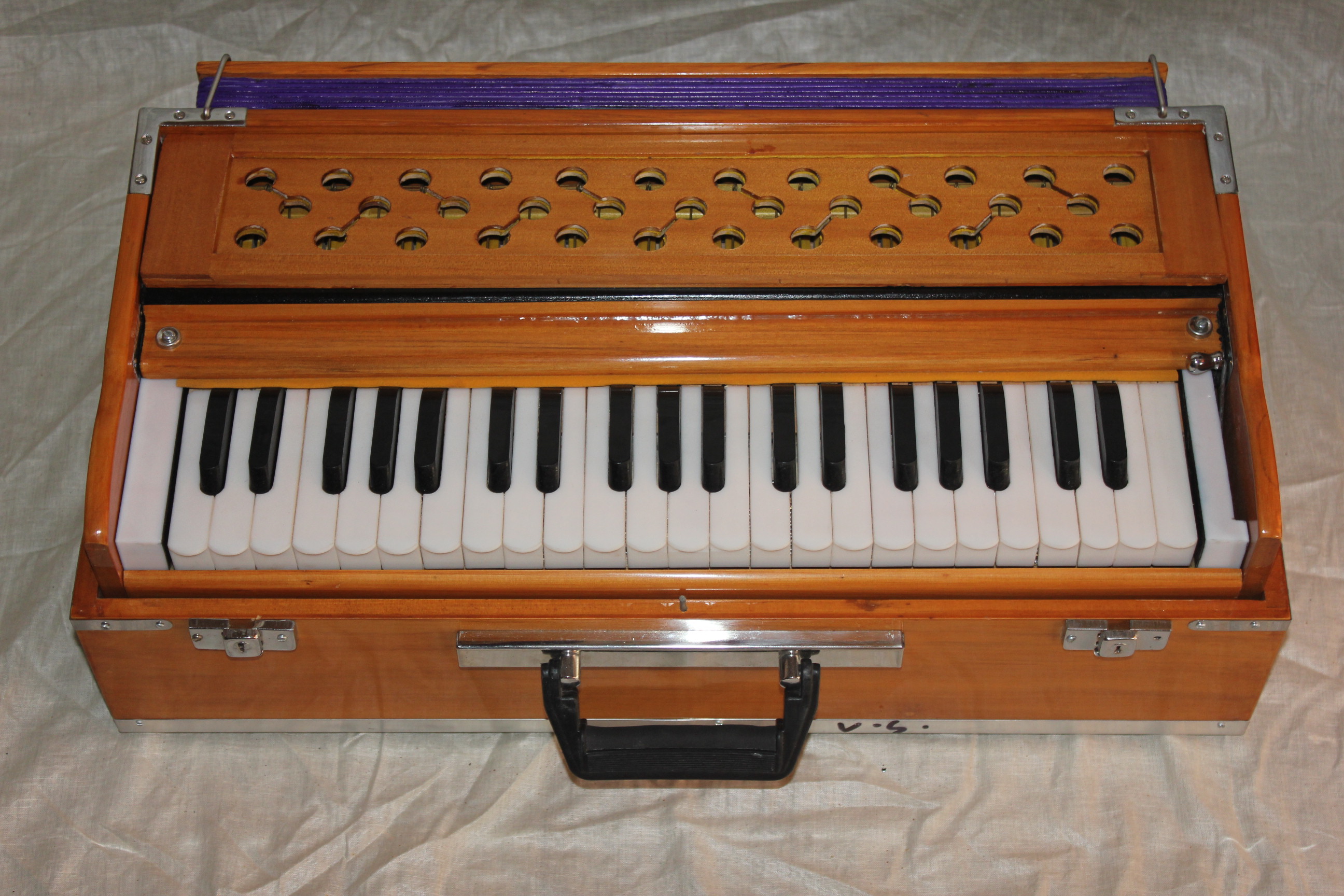 Buy Traveller Harmonium Safri Baja Peti Online ₹12500 from ShopClues