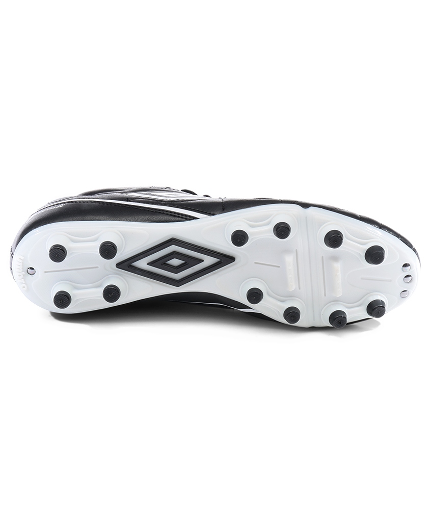 umbro black shoes