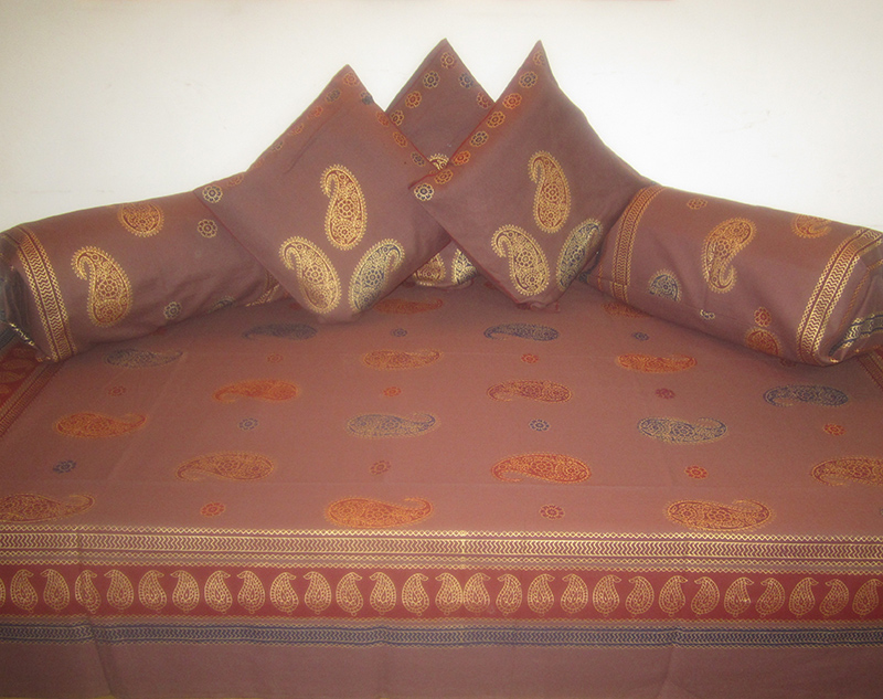 Diwan Set 1 Bedsheet, 3 Cushion cover, 2 Bolster Covers ( RSDSSIG1