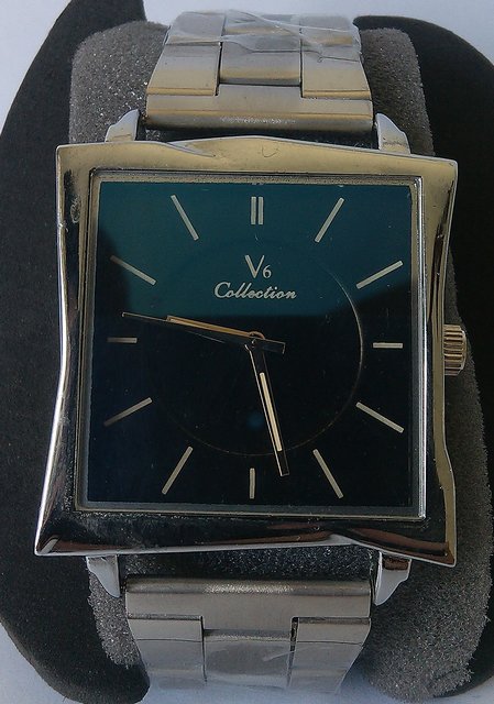 V6 collection watch price hot sale