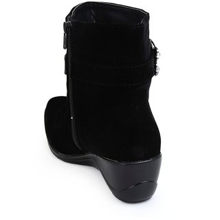 ladies black boots size 3.5