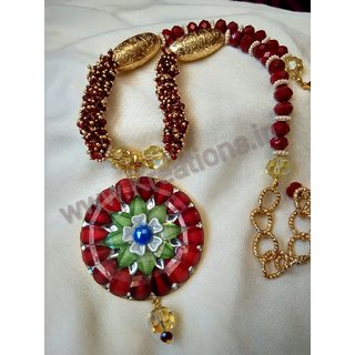 A elegent necklace with earring