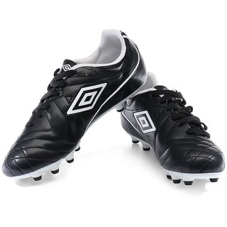 umbro black shoes