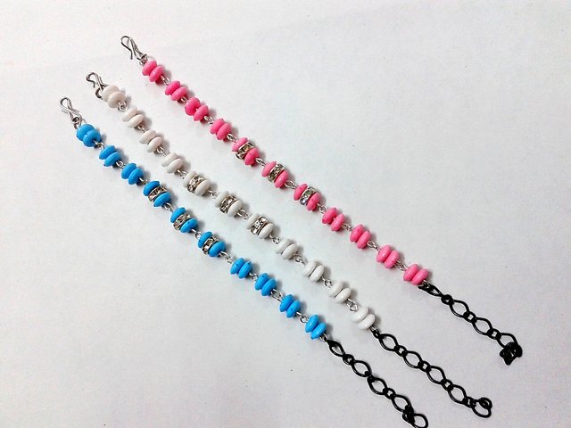 Buy Pearlz Ocean Maroon Coloured Garnet chips Beads Bracelet for Men and  Women Online - Get 34% Off