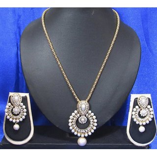 White drop pearl pendant necklace set White drop pearl pendant necklace set