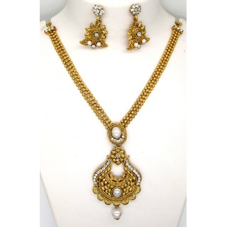                       Oval Shape Golden Pendant Pearl Necklace Set                                              