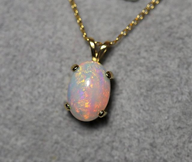 Opal Pendant Necklace in 14kt Yellow Gold. 18