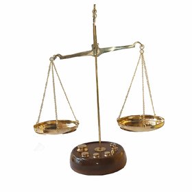 Traditional Brass Tarazu/Vintage Weighing Machine with Round Wooden Base Showpiece with Weighing Capacity of 100gm (Larg