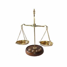 Traditional Brass Tarazu/Vintage Weighing Machine with Round Wooden Base Showpiece with Weighing Capacity of 20gm (Mediu