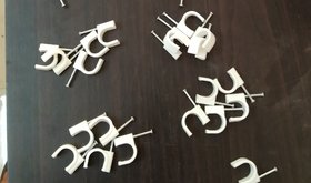 16 mm circle cable clips white with single nail