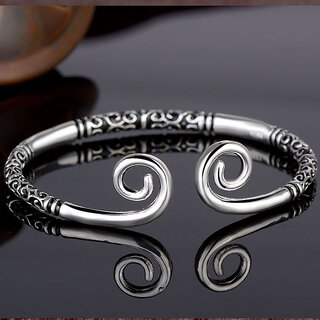                       Silver Kada with Beautiful Design                                              