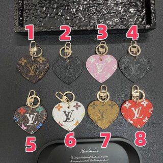                       Vintage-Inspired Heart-Shaped Leather Keychain, Nostalgic Charm                                              