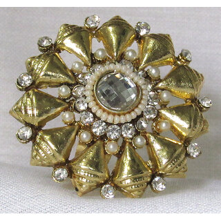                       Shell shape white stone ring                                              