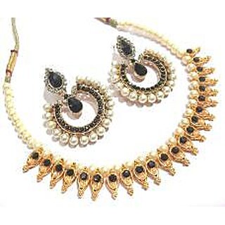 Black pearl leaf tilak Polki necklace set Black pearl leaf tilak Polki necklace set