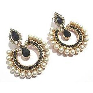                       Black stone tilak pearl polki earrings                                              