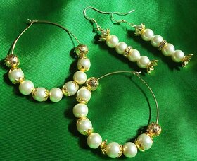 Set of 2 golden flower pearl hoops earrings