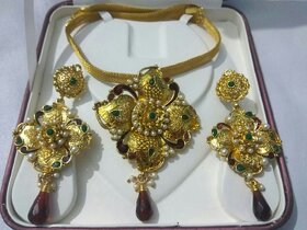Multicart Golden necklace with royal look