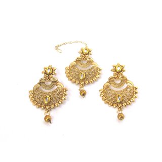                       Nice Earring With Maang Tikka                                              