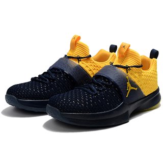 flyknit basketball shoes white